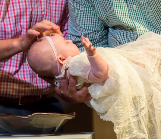 天國門徒 infant-being-baptized-at-church-2021-08-30-09-13-32-utc