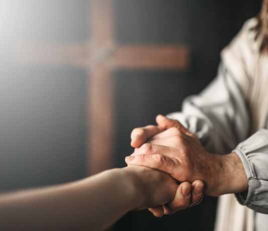 在神凡事都能 jesus-christ-gives-a-helping-hand-to-the-faithful